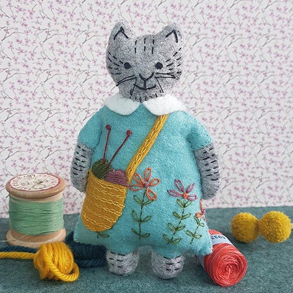 Mrs Cat Loves Knitting Felt Craft Mini Kit